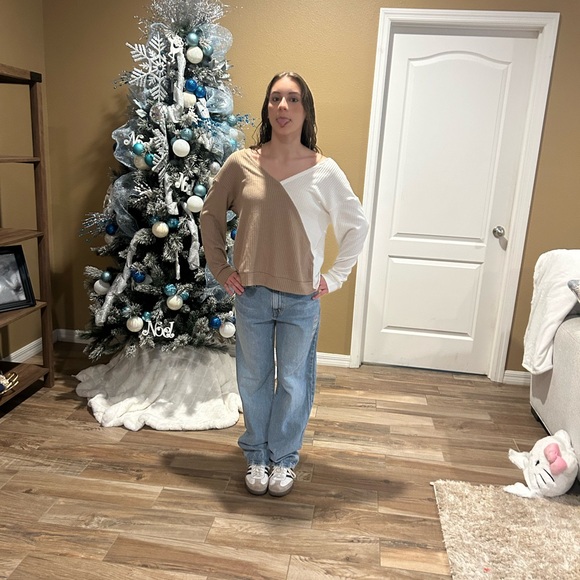 i’m selling sweaters and jeans! - Picture 7 of 9